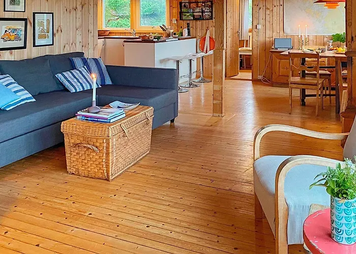 Serene Seaside Retreat In Vesteroy-by Traum 別荘